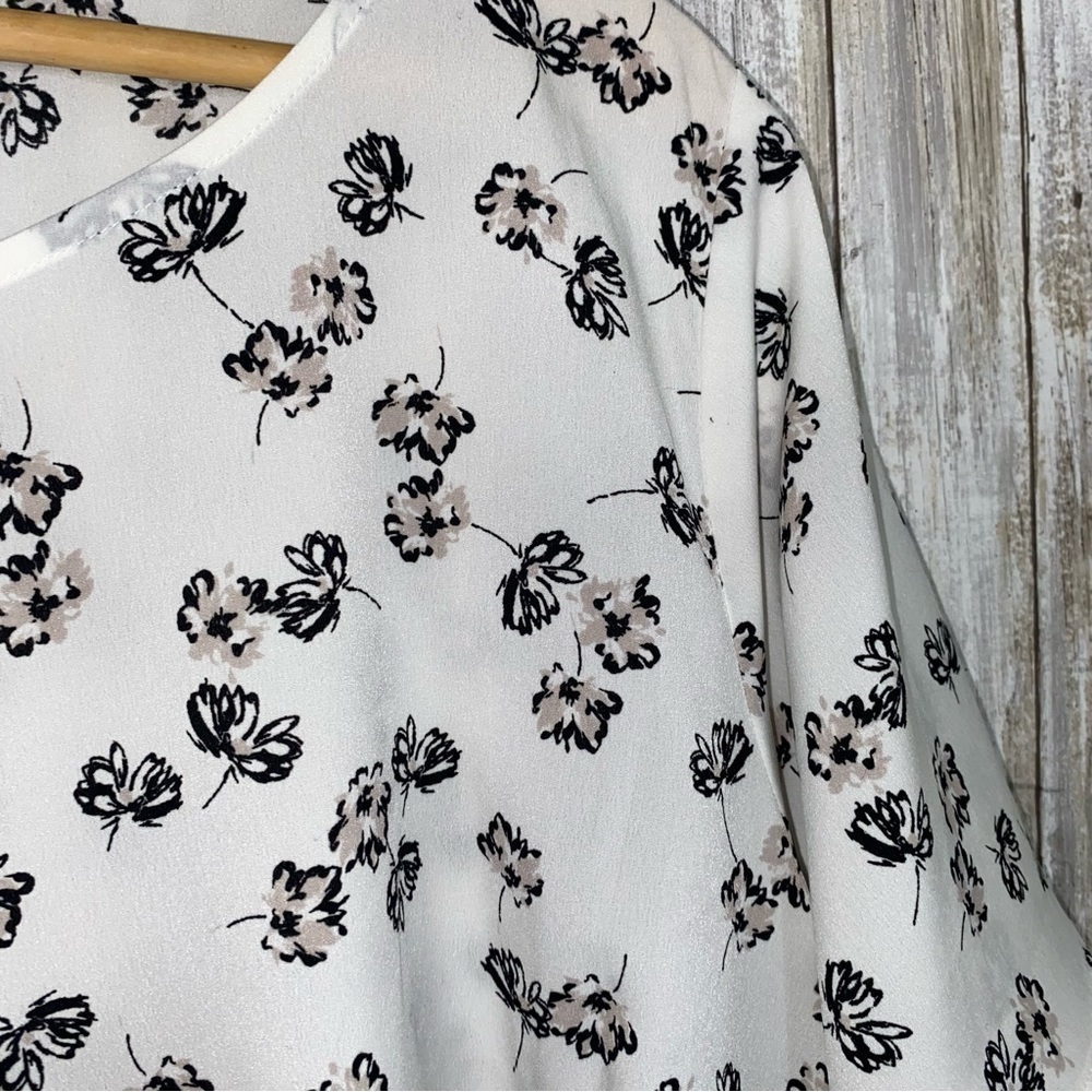 Lane Bryant Sheer Floral Blouse Size 26 White Black Flutter Sleeve Chiffon - Picture 6 of 6